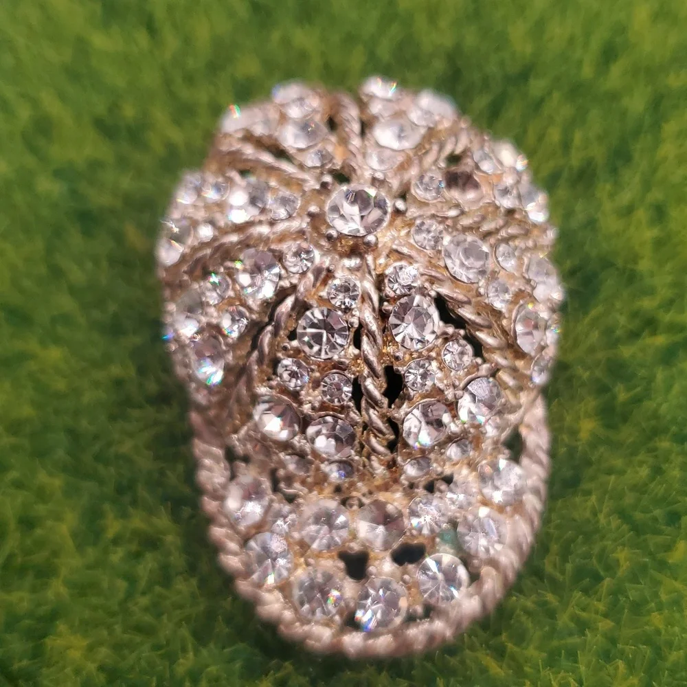Rhinestone Baseball Jockey Brooch‎ Elegant Silver Tone Crystal Brooch B450